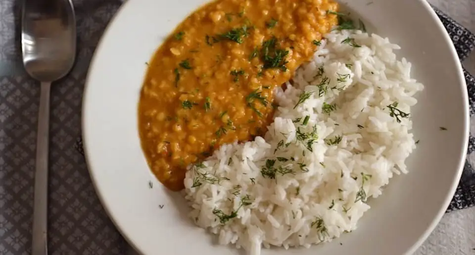 Indiai lencsés curry (dal) basmati rizzsel