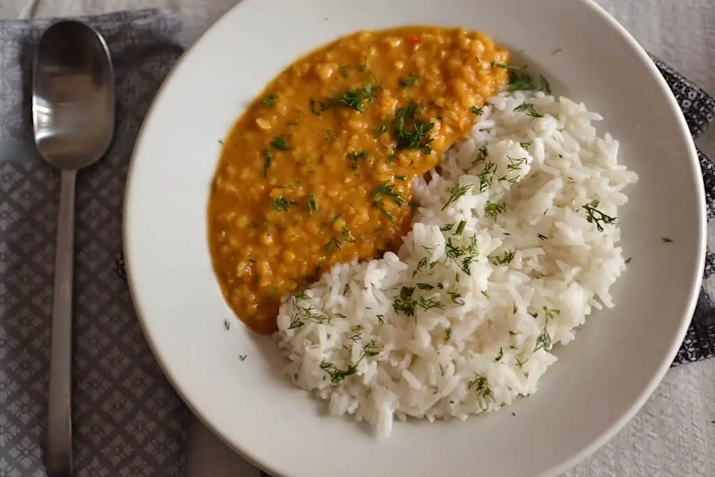 Indiai lencsés curry (dal) basmati rizzsel